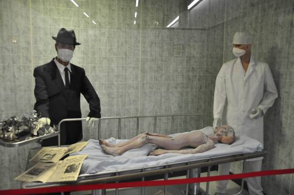 Representação de como teria sido o exame médico de um ET em base secreta militar no Novo México, em exposição no Museu de Ufologia de Roswell, no Novo México, nos Estados Unidos